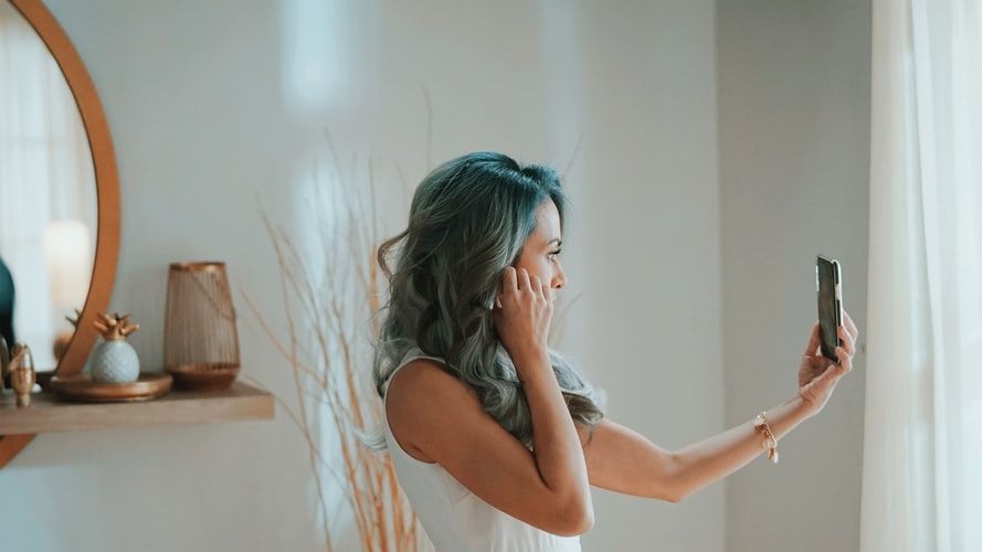 Blow Dry Bar explica cómo hay que cuidar una melena con canas
