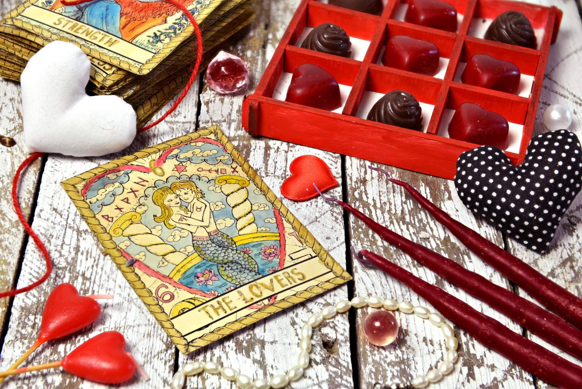 ¿Dónde encontrar tarot del amor y videncia?: Tarot de Luz María