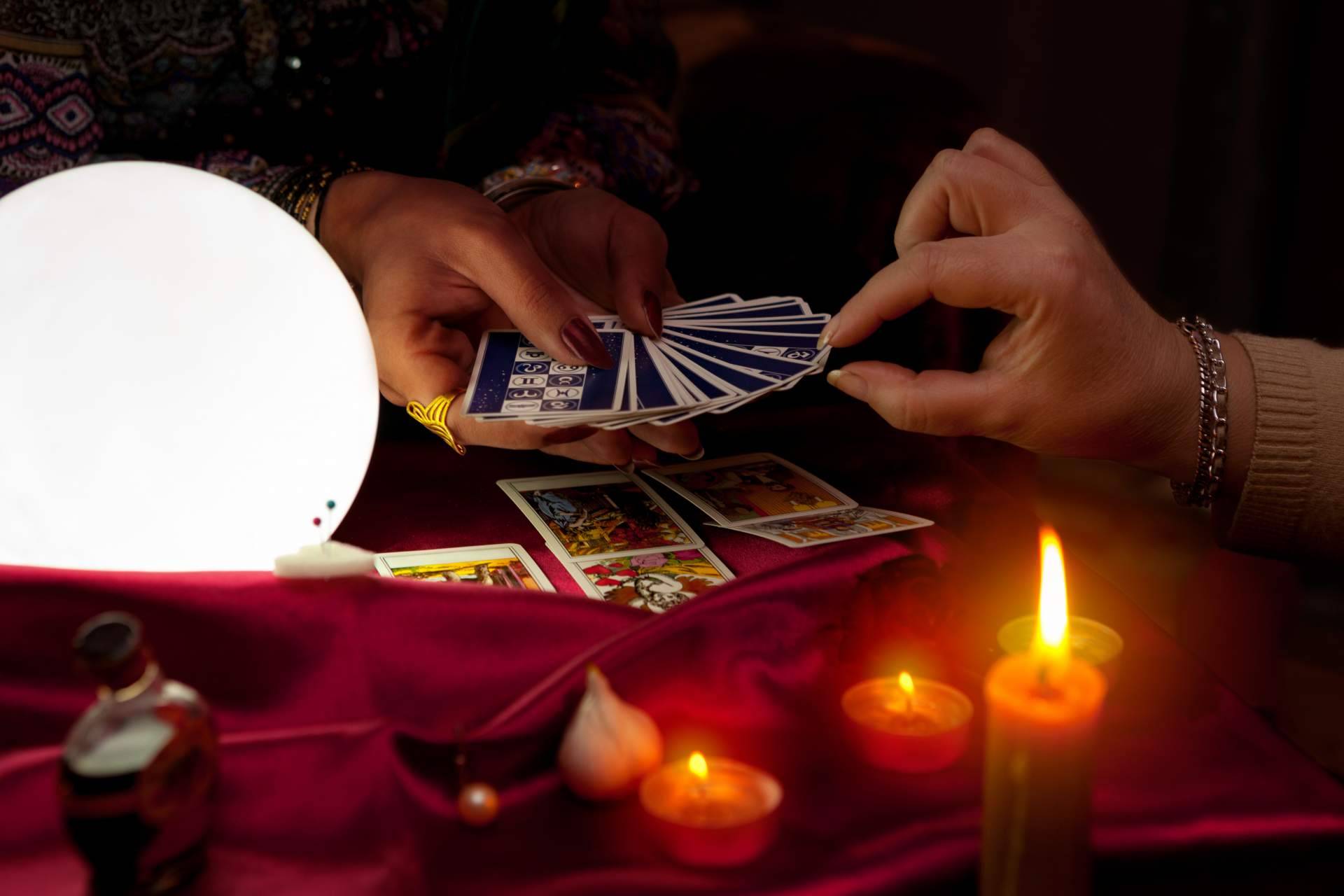Servicio de tarot de la mano de Manuela Moreno y su equipo de videntes profesionales en La Casa del Tarot y Videncia