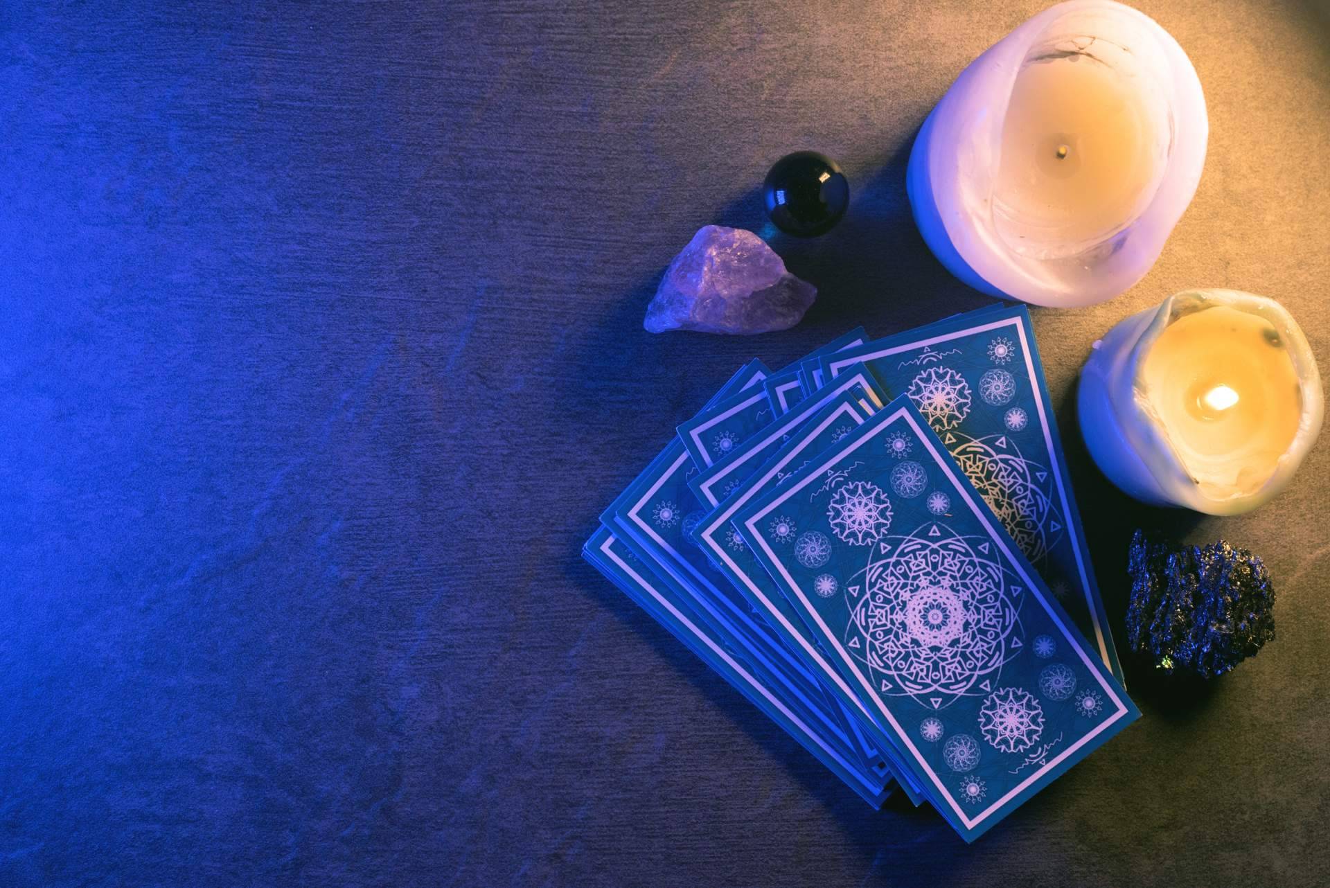 A través del tarot, la baraja española y el péndulo, la vidente natural Alicia Caballero ejerce sus dotes