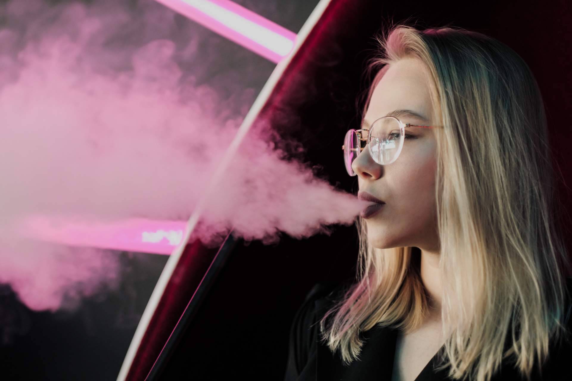 Distintos modelos y marcas de vapers sin nicotina en la vitrina de VitalCigar