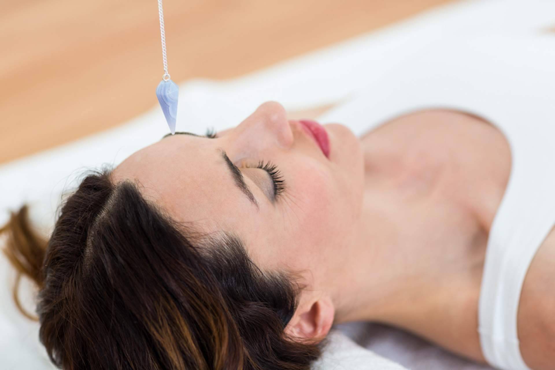 La terapeuta Anna Solé explica los beneficios de la terapia de hipnosis