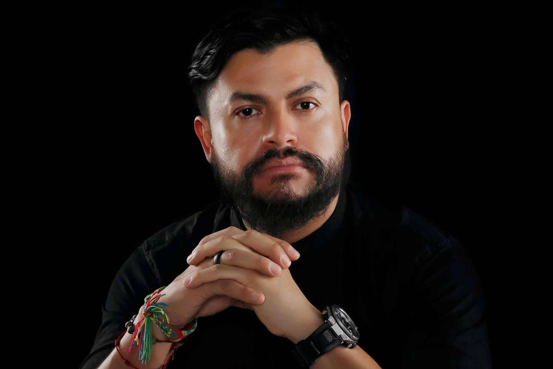 El sacerdote youtuber que predica sobre la fe, el desarrollo personal y la abundancia; Padre Camilo Cardozo
